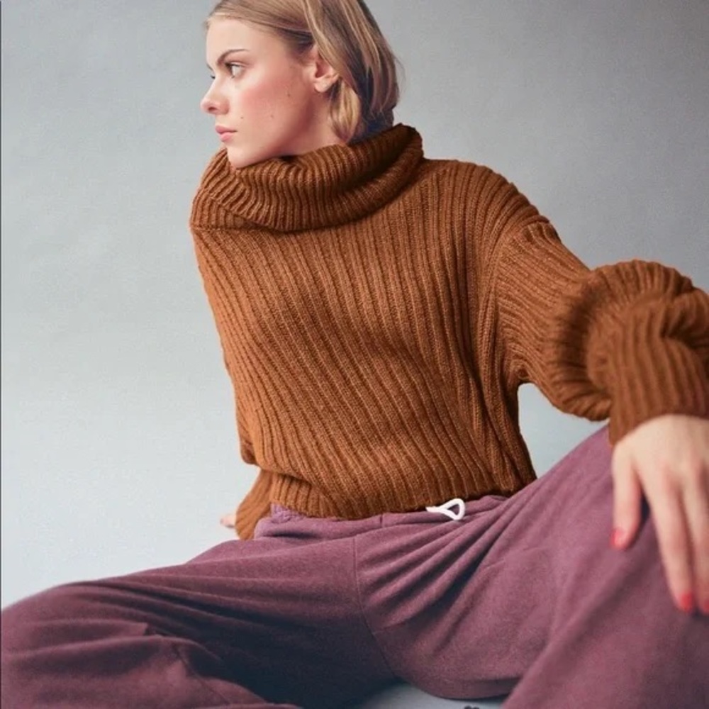 UO Mia Turtleneck Cropped Sweater - XS Bronze